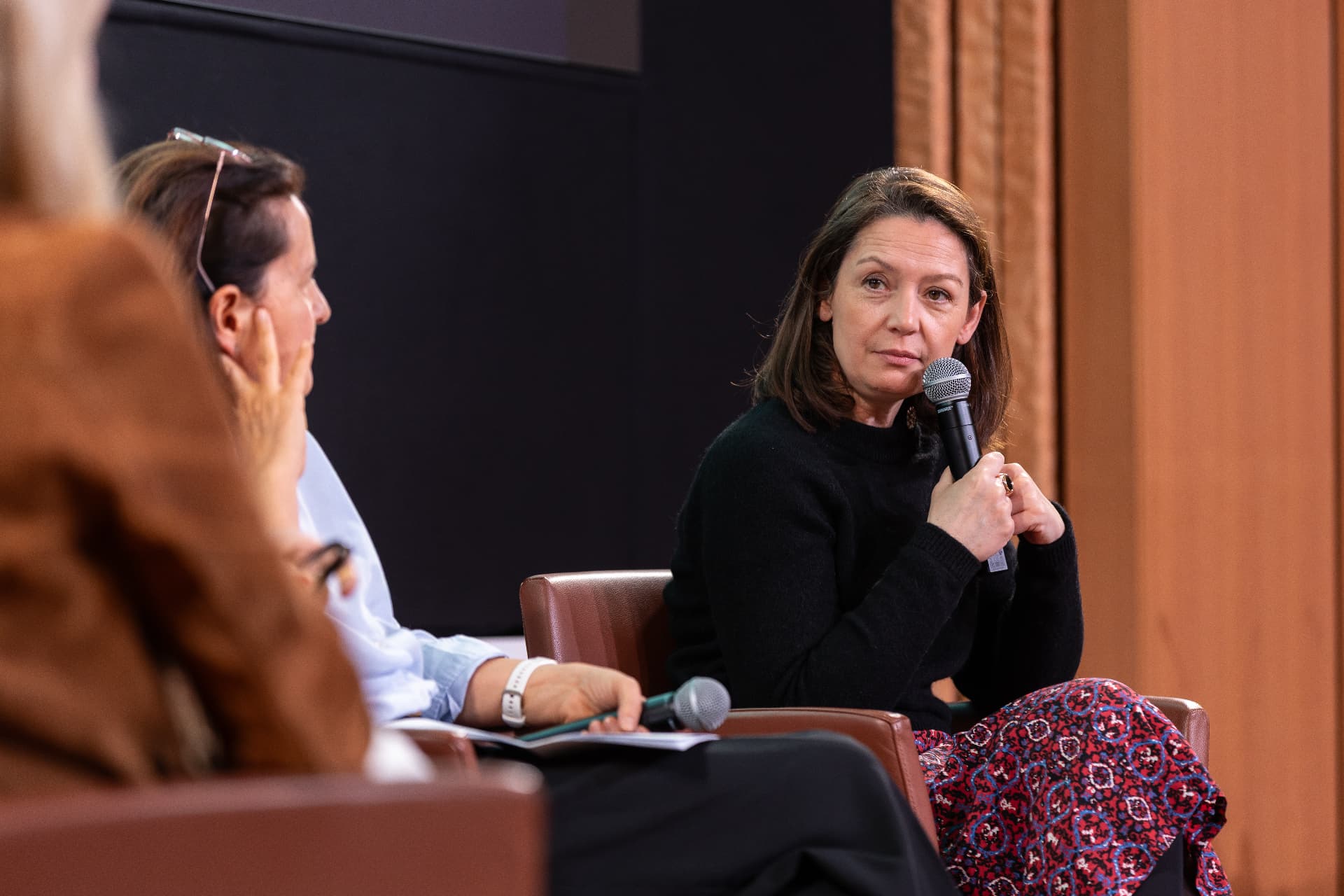 Intervenante prenant la parole lors d'une table ronde — Rencontres 2026