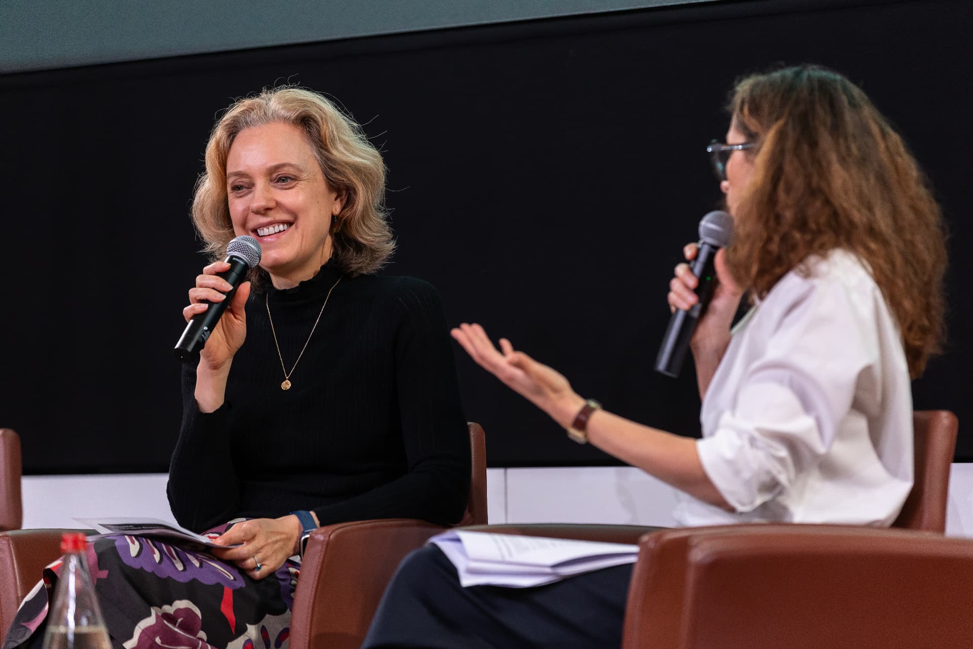 Intervenante s'exprimant avec le micro — Rencontres 2026
