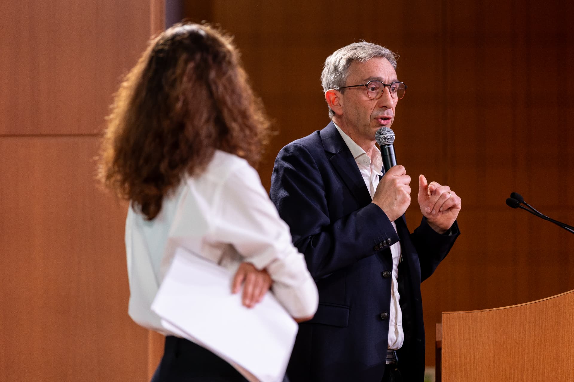 Jacques Attali prenant la parole — Rencontres 2026