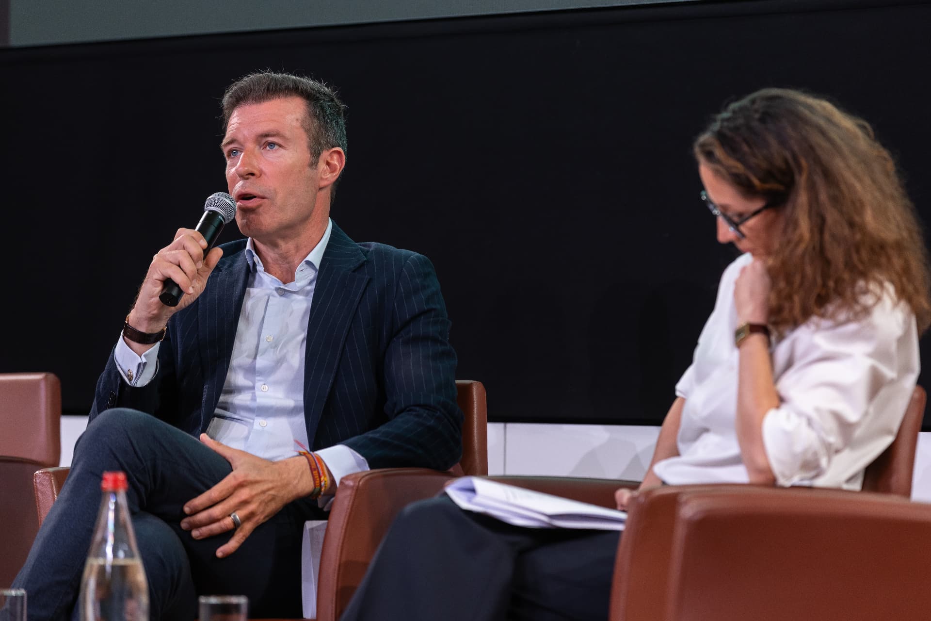 Intervenant s'exprimant lors d'une table ronde — Rencontres 2026