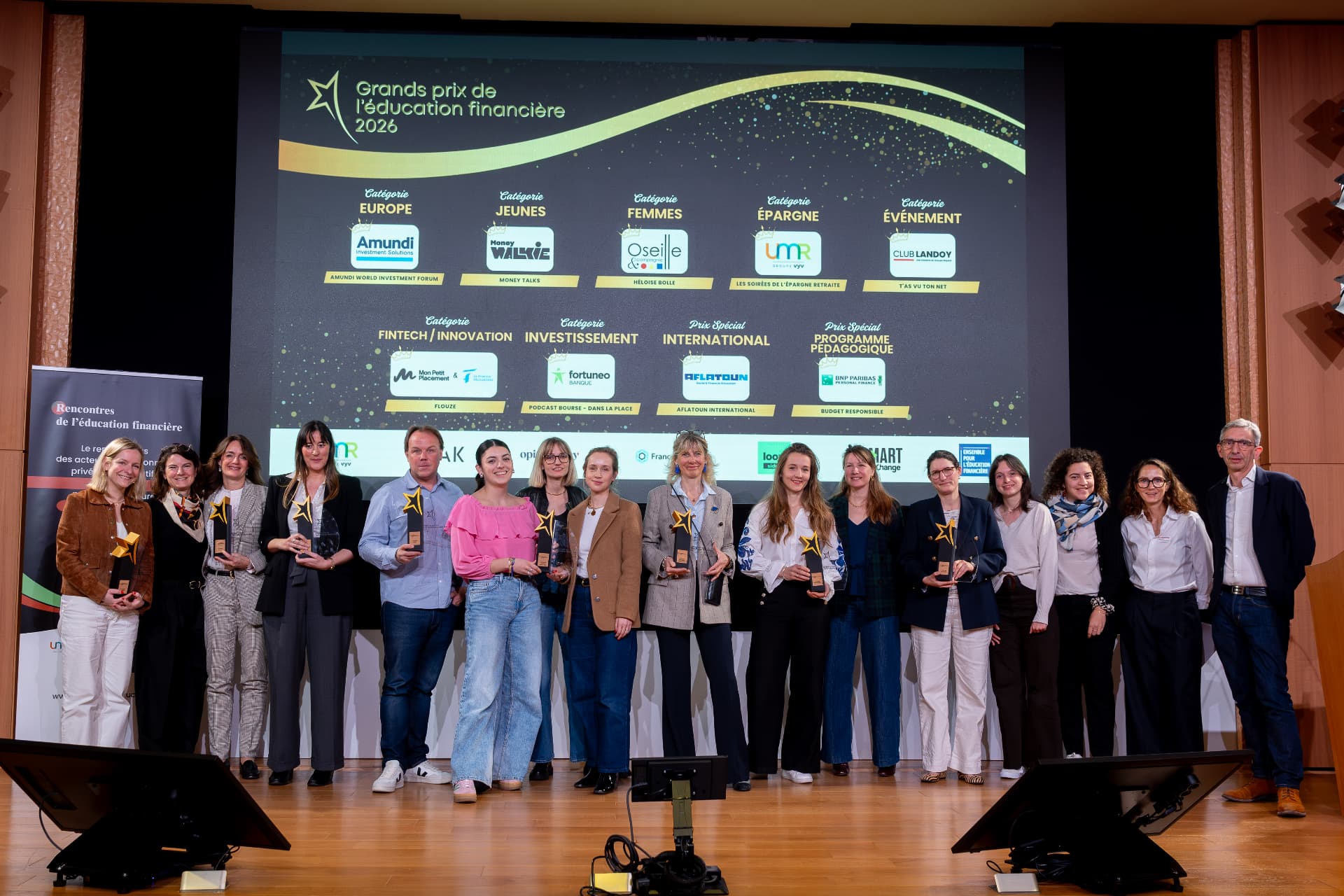 Les lauréats des Grands Prix de l’éducation financière 2026 réunis sur scène avec leurs trophées